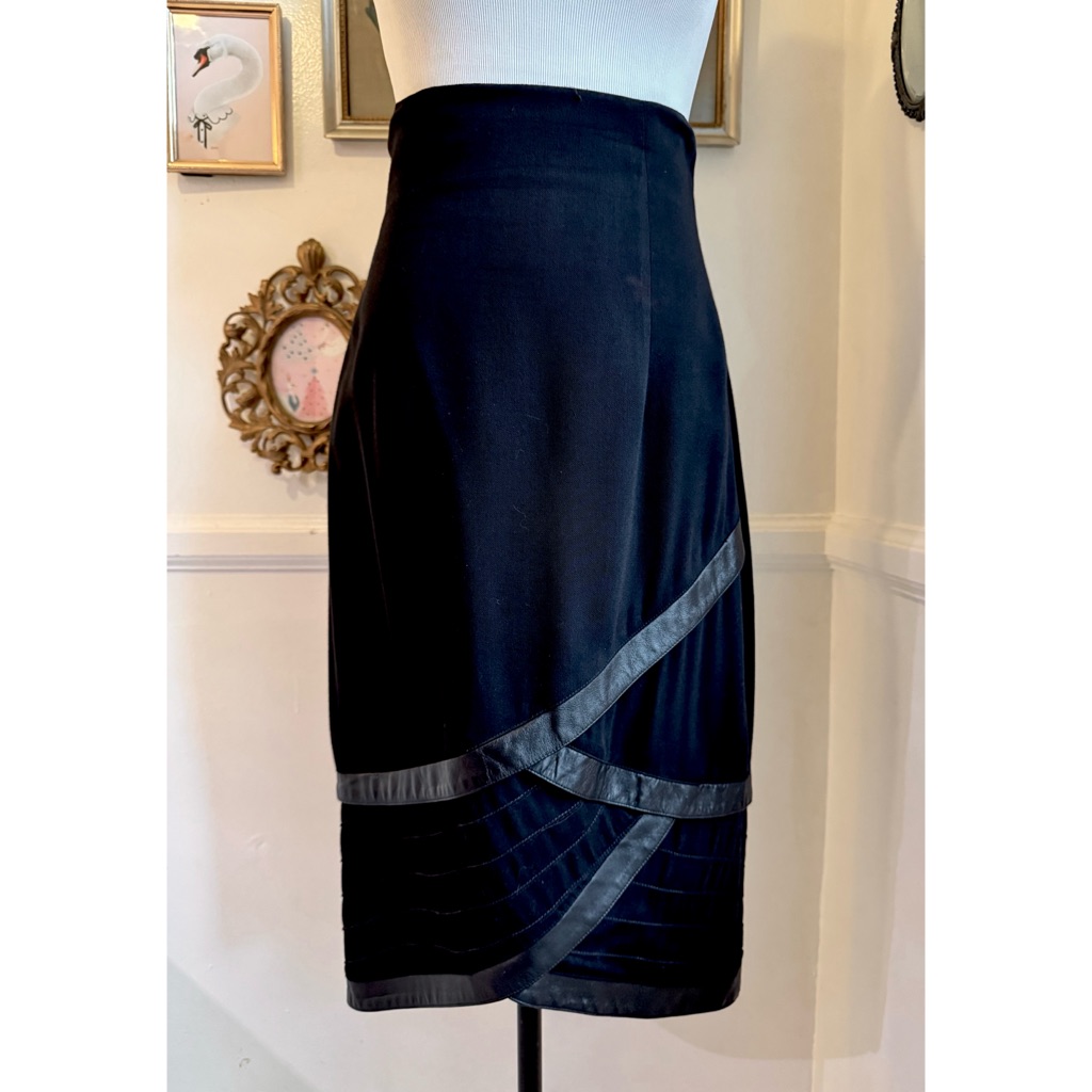 Vintage 1980’s Hourglass Leather Detailed Skirt!